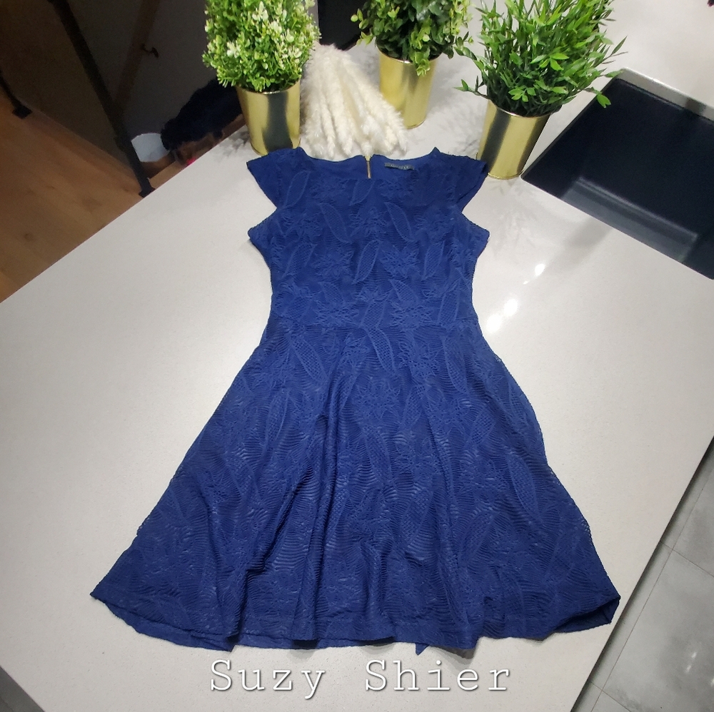 SUZY SHIER Élégante robe midi en dentelle bleue